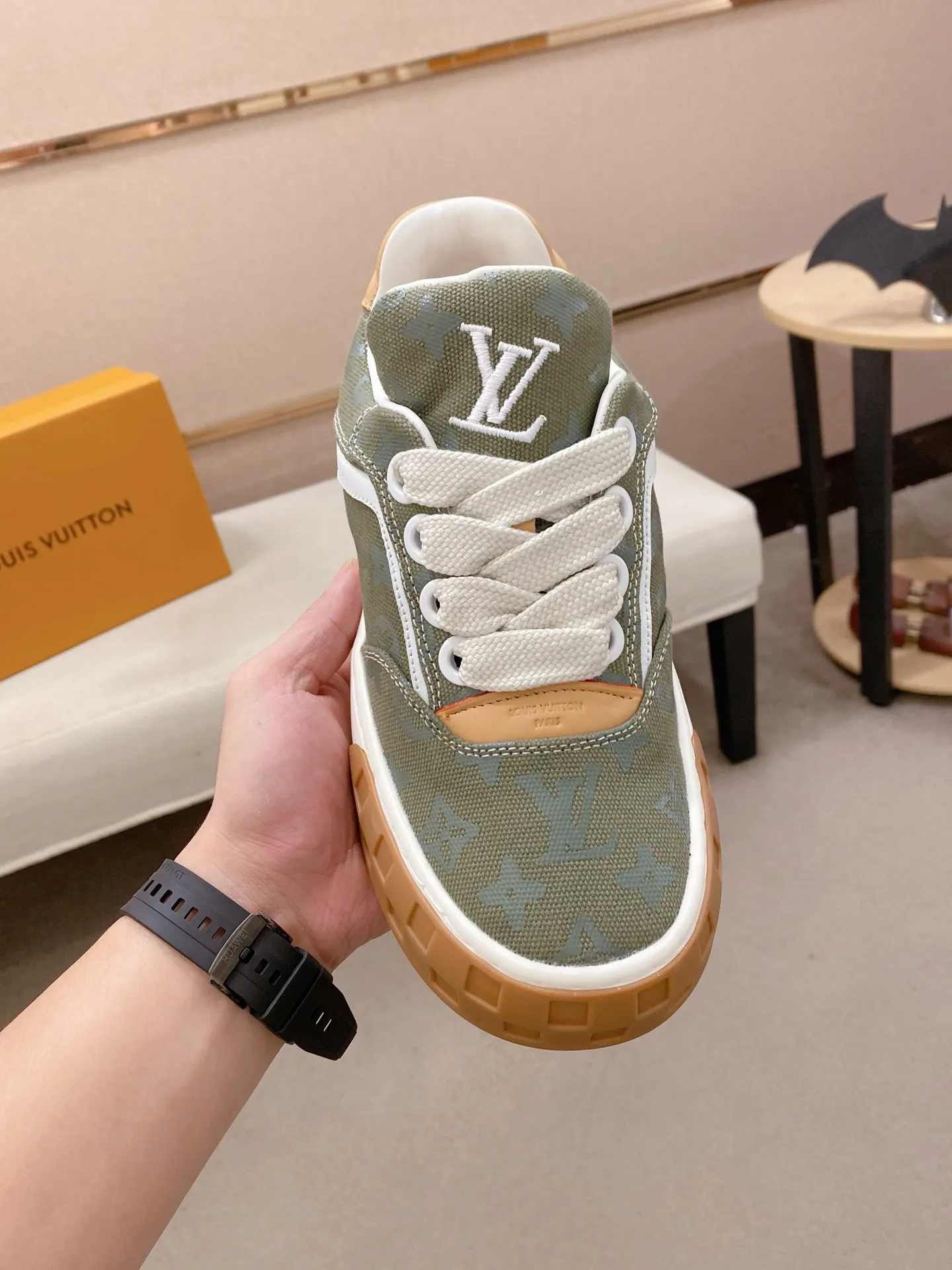Factory price: 480💰 LV 🫏The colorful interpretation of BUTTERSOFT sneakers combines sheepskin, The colorful interpretation of LV BUTTERSOFT sneakers combines sheepskin and calfskin for a super soft feel. Designed by Pharrell Williams, this '60s-inspired shoe features a padded upper that's been crafted by Louis Vuitton craftsmen to further enhance the comfort of the leather. In addition to the LV initials, it features multiple signatures, including natural leather trim and an embossed pattern of Pharrell Williams and lobster on the side, referencing the Fall/Winter 2025 men’s show. A must-have artifact for fashionistas✅ Code number 38-44